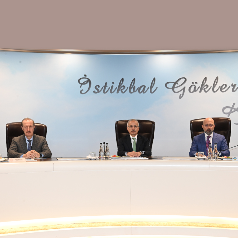 DHMİ’Yİ ZİYARET EDEN ULAŞTIRMA VE ALTYAPI BAKANI URALOĞLU’NA KURULUŞUN ÇALIŞMALARI HAKKINDA BİLGİ VERİLDİ